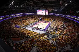 关于里程碑夜深圳男篮绝杀压哨，欧联集结日刷纪录，球迷炸锅，更衣室氛围转暖的信息